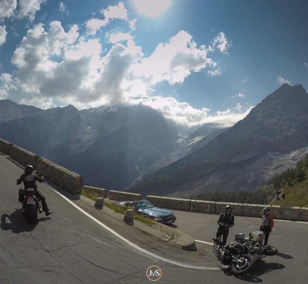 Und wieder hat sich das Stilfser Joch ein Motorrad geholt ..