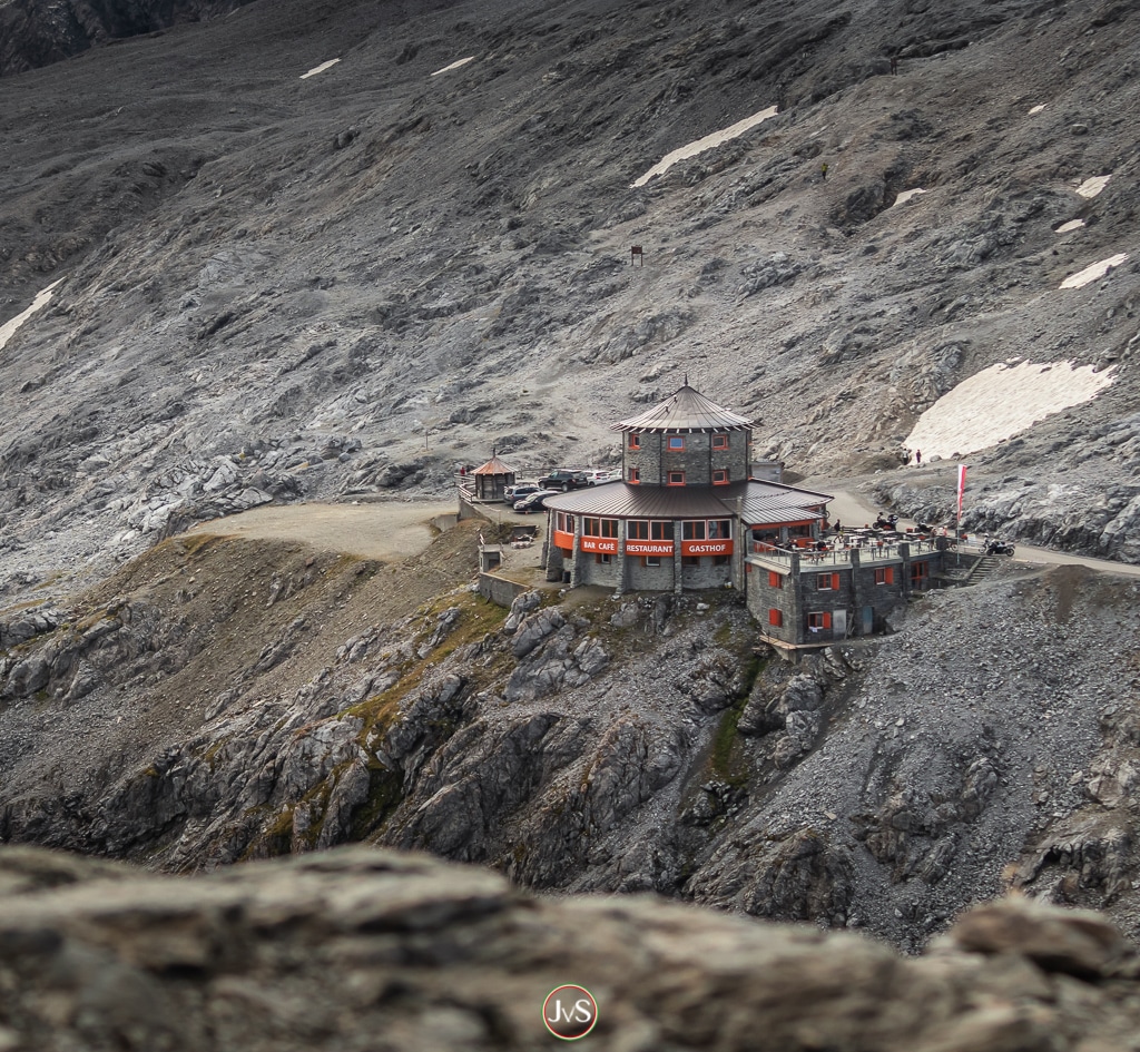 Die Tibet-Hütte am Ende der höchsten Pass-Straße Italiens