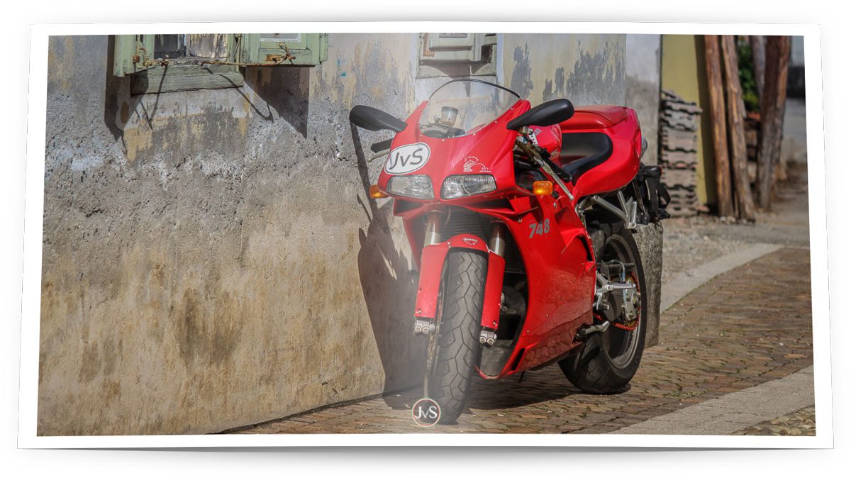 MotorProsa: Blog Header Ducati 748 - Charakter in Maschinenform (Effekt)