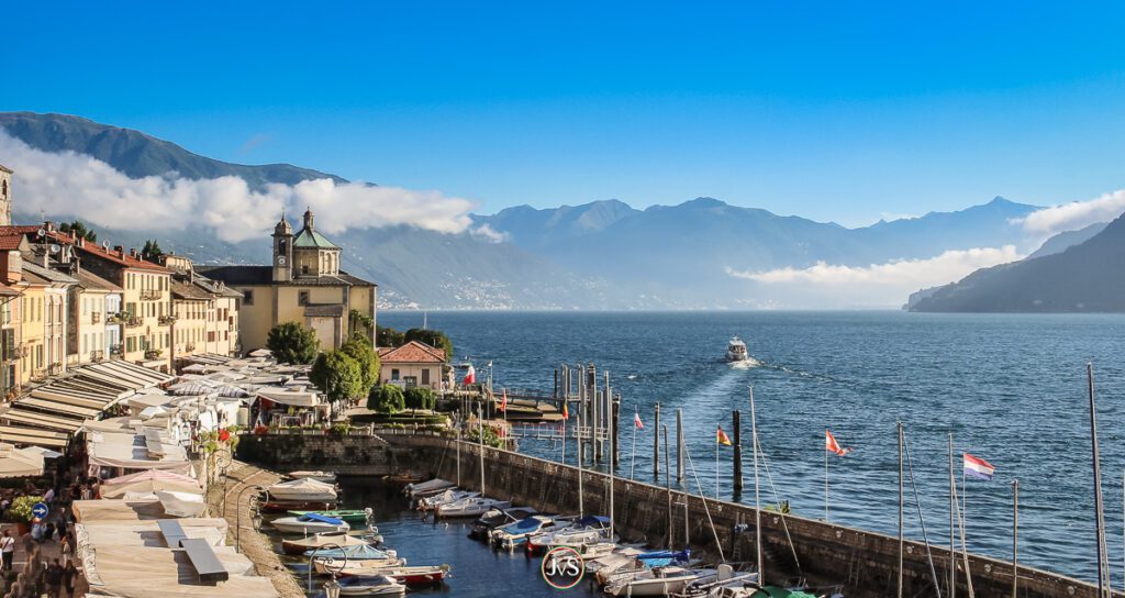 Ein Blick über den Lago Maggiore und den Hafen von Cannobio.